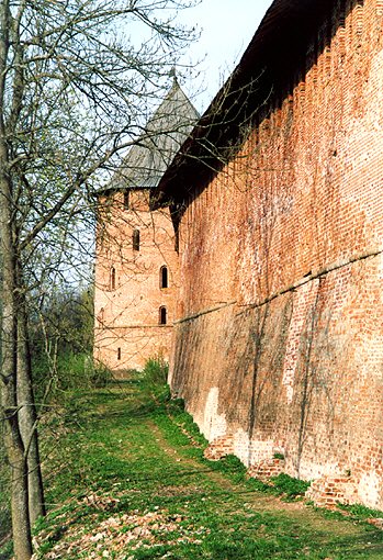 Novgorod district. Veliky Novgorod. Kremlin. Wall and Mitropolichya Tower. XV